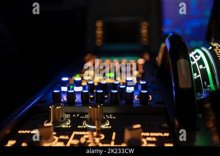 Photos d'un vol de nuit d'un Airbus 320 à l'intérieur du cockpit. Différents points de mise au point des instruments. Sur le côté droit, la roue de garnissage et le longeron Banque D'Images