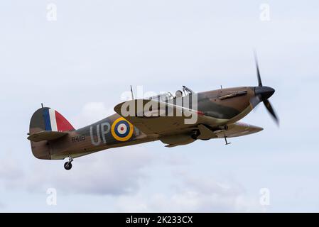 Décollage de l'avion de chasse Hawker Hurricane de la Seconde Guerre mondiale au Little Gransden Air and car show, Bedfordshire, Royaume-Uni. Banque D'Images