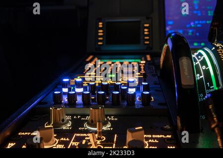 Photos d'un vol de nuit d'un Airbus 320 à l'intérieur du cockpit. Différents points de mise au point des instruments. Sur le côté droit, la roue de garnissage et le longeron Banque D'Images