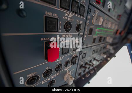 Airbus Flight Deck a été tourné avec le tableau de bord et la vue vers le bas sur les nuages. Une mise au point claire sur le commutateur manuel du masque. Banque D'Images