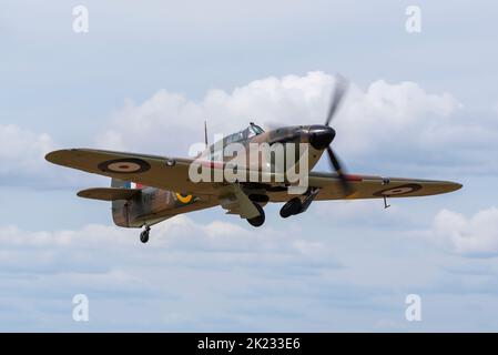 Hawker Hurricane MkI avion de chasse de la Seconde Guerre mondiale décollage au spectacle Little Gransden Air and car, Bedfordshire, Royaume-Uni. V7497, AVION G-HRLI Banque D'Images