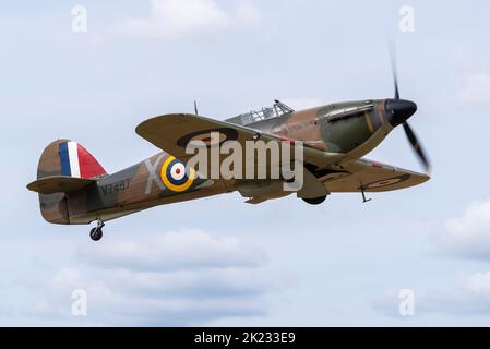 Hawker Hurricane MkI avion de chasse de la Seconde Guerre mondiale décollage au spectacle Little Gransden Air and car, Bedfordshire, Royaume-Uni. V7497, AVION G-HRLI Banque D'Images