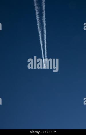 Un temps clair et un Boeing 737 passent juste au-dessus. Ciel bleu sans nuages.vue claire sur les contrailles. Touristes voyageant à la destination de vacances Banque D'Images