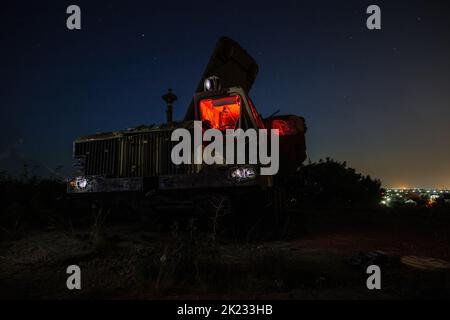 Vieux véhicule militaire russe rouillé la nuit Banque D'Images