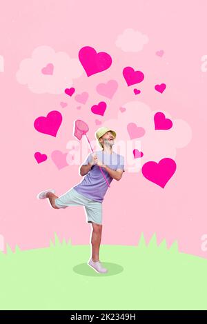 Image de collage vertical d'un gars joyeux et excitant tenir le papillon net capture les coeurs isolés sur le fond de dessin Banque D'Images