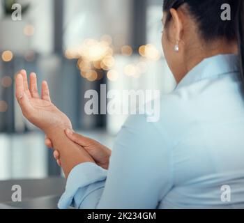 Douleurs articulaires, arthrite et blessures au poignet ou soins de santé, problèmes médicaux et de travail de bureau dus à un accident. Os, bras ou main cassés avec le sentiment d'une femme Banque D'Images