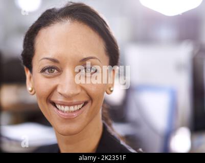 Elle apprécie l'environnement de bureau. Portrait en gros plan d'une femme d'affaires attirante Banque D'Images