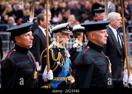 L'État funéraire de sa Majesté la reine Elizabeth II, vu du centre commercial. Le roi Charles III marche derrière le cercueil de sa mère comme marins de la Roya Banque D'Images