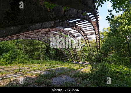 Vestiges d'un hangar au champ aérien militaire allemand historique 'Fliegerhorst Venlo Herongen', bombardé par les forces alliées en 1944, Allemagne Banque D'Images