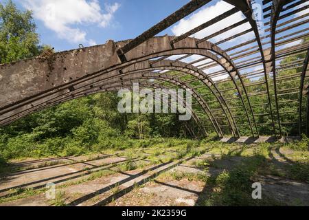 Vestiges d'un hangar au champ aérien militaire allemand historique 'Fliegerhorst Venlo Herongen', bombardé par les forces alliées en 1944, Allemagne Banque D'Images