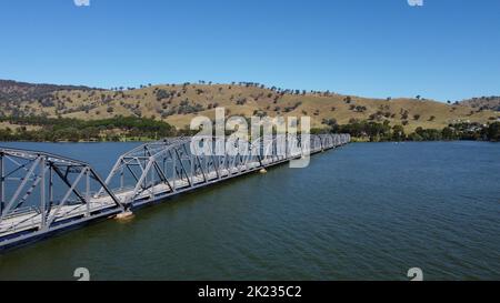 Le pont Bethanga ou Bellbridge est un pont de chemin de treillis d'acier qui transporte la Riverina Highway à travers le lac Hume, un lac artificiel sur le Murray RI Banque D'Images