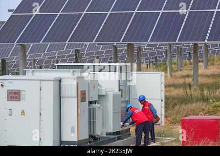 YANTAI, CHINE - le 22 SEPTEMBRE 2022 - les travailleurs de l'électricité inspectent le matériel à la ferme photovoltaïque complémentaire de 112 mégawatts de Jingneng International Banque D'Images