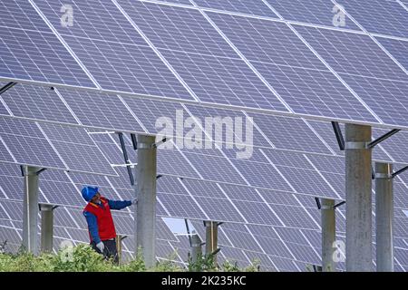 YANTAI, CHINE - le 22 SEPTEMBRE 2022 - les travailleurs de l'électricité inspectent le matériel à la ferme photovoltaïque complémentaire de 112 mégawatts de Jingneng International Banque D'Images