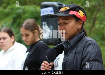 Sydney, Australie. 22nd septembre 2022. Le FISTT (combat de solidarité vers les traités) a organisé une manifestation contre la monarchie lors de la journée nationale australienne de deuil public à la suite de la mort de la Reine. Credit: Richard Milnes/Alamy Live News Banque D'Images