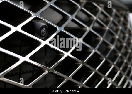 Caméra avant de voiture de luxe pour l'aide au stationnement, mise au point sélective sur la calandre. Banque D'Images