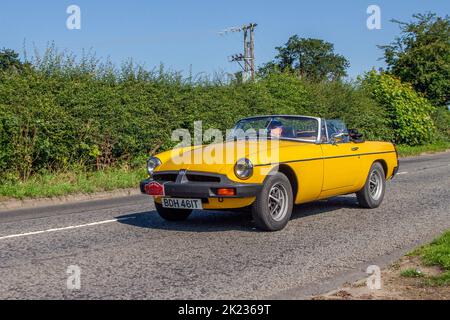 1978, 70s, soixante-dix jaune MG B 1798cc essence voiture sport cabriolet, Banque D'Images