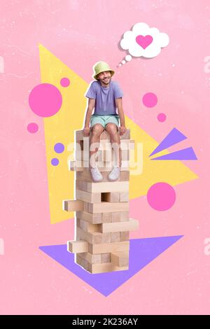 Montage vertical image de petit gars gai assis jenga briques tour pense imaginer coeur amour isolé sur fond peint Banque D'Images