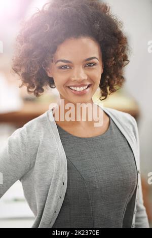 Le succès me fait toujours sourire. Portrait court d'une jeune femme d'affaires dans son bureau. Banque D'Images