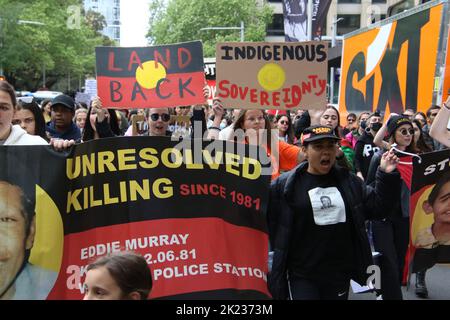 Sydney, Australie. 22nd septembre 2022. Le FISTT (combat de solidarité vers les traités) a organisé une manifestation contre la monarchie lors de la journée nationale australienne de deuil public à la suite de la mort de la Reine. Credit: Richard Milnes/Alamy Live News Banque D'Images