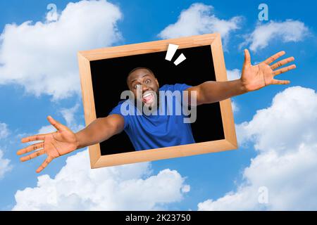 Image composite de collage de gars joyeux excités à l'intérieur du cadre photo en bois atteindre les mains vous accueillent isolé sur les nuages ciel arrière-plan Banque D'Images