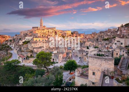 Matera, Italie. Paysage urbain image aérienne de la ville médiévale de Matera, Basilicate Italie au beau coucher du soleil d'été. Banque D'Images