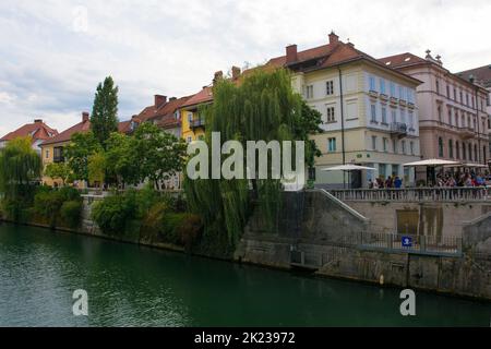 Ljubljana, Slovénie - 3 septembre 2022. Le front de mer de la rivière Ljubljana, dans le centre de Ljubljana, en Slovénie Banque D'Images