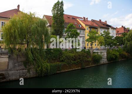 Ljubljana, Slovénie - 3 septembre 2022. Le front de mer de la rivière Ljubljana, dans le centre de Ljubljana, en Slovénie Banque D'Images