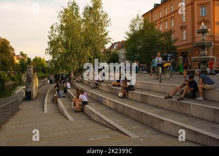 Ljubljana, Slovénie - 3 septembre 2022. Le front de mer de la rivière Ljubljana, dans le centre de Ljubljana, en Slovénie Banque D'Images