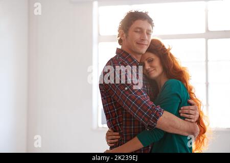 Je veux chérir ce moment pour toujours. Un jeune couple aimant s'embrassant. Banque D'Images