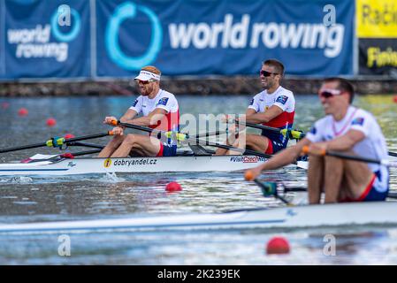 Racice, République tchèque. 22nd septembre 2022. Les rameurs tchèques Miroslav Vrastil, Jiri Simanek en compétition pendant le 4 e jour des Championnats du monde d'aviron 2022, léger double sculls demi-finicinal masculin à la course de l'arène de labe sur 22 septembre 2022 à Racice, République tchèque. Crédit : Ondrej Hajek/CTK photo/Alay Live News Banque D'Images