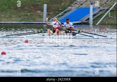 Racice, République tchèque. 22nd septembre 2022. Les rameurs tchèques Miroslav Vrastil, Jiri Simanek en compétition pendant le 4 e jour des Championnats du monde d'aviron 2022, léger double sculls demi-finicinal masculin à la course de l'arène de labe sur 22 septembre 2022 à Racice, République tchèque. Crédit : Ondrej Hajek/CTK photo/Alay Live News Banque D'Images