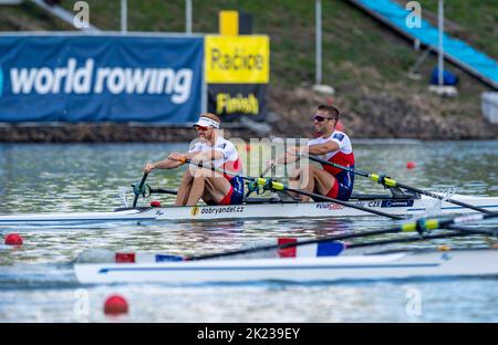 Racice, République tchèque. 22nd septembre 2022. Les rameurs tchèques Miroslav Vrastil, Jiri Simanek en compétition pendant le 4 e jour des Championnats du monde d'aviron 2022, léger double sculls demi-finicinal masculin à la course de l'arène de labe sur 22 septembre 2022 à Racice, République tchèque. Crédit : Ondrej Hajek/CTK photo/Alay Live News Banque D'Images