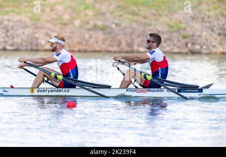 Racice, République tchèque. 22nd septembre 2022. Les rameurs tchèques Miroslav Vrastil, Jiri Simanek en compétition pendant le 4 e jour des Championnats du monde d'aviron 2022, léger double sculls demi-finicinal masculin à la course de l'arène de labe sur 22 septembre 2022 à Racice, République tchèque. Crédit : Ondrej Hajek/CTK photo/Alay Live News Banque D'Images