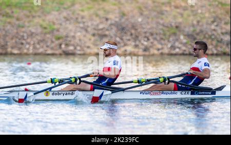 Racice, République tchèque. 22nd septembre 2022. Les rameurs tchèques Miroslav Vrastil, Jiri Simanek en compétition pendant le 4 e jour des Championnats du monde d'aviron 2022, léger double sculls demi-finicinal masculin à la course de l'arène de labe sur 22 septembre 2022 à Racice, République tchèque. Crédit : Ondrej Hajek/CTK photo/Alay Live News Banque D'Images