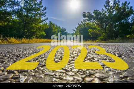 Bonne année 2023. Transition de 2022 à la nouvelle année 2023 texte sur la route. Photo haute résolution pour grands écrans, tirages, bannières, canevas. Banque D'Images