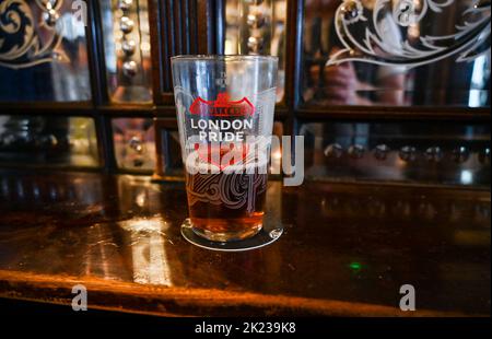 Bière London Pride en verre dans un pub britannique Banque D'Images