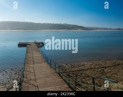 Petit quai pour bateaux en bois, jetée pour les bateaux de ferry traversant la rivière Mira qui coule dans l'océan Atlantique. Vila Nova de Milfontes, Côte de Vicentine naturelle Banque D'Images