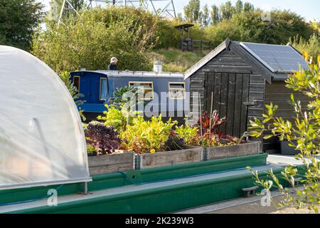 Une barge d'allotement amarrée sur le Forth historique et le canal de Clyde à l'Helix, en Écosse, au Royaume-Uni. Banque D'Images