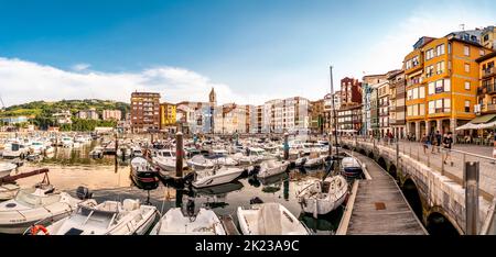 Bermeo, ESPAGNE - 13 juillet 2022: Coucher de soleil sur la belle ville historique de pêcheurs Bermeo. Bateaux amarrés dans le port. Destination de voyage dans le nord de l'Espagne Banque D'Images