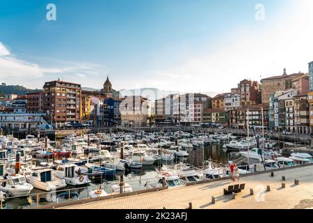 Bermeo, ESPAGNE - 13 juillet 2022: Coucher de soleil sur la belle ville historique de pêcheurs Bermeo. Bateaux amarrés dans le port. Destination de voyage dans le nord de l'Espagne Banque D'Images