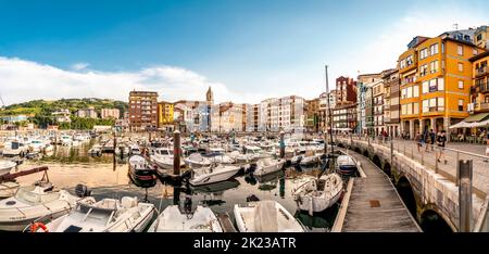 Bermeo, ESPAGNE - 13 juillet 2022: Coucher de soleil sur la belle ville historique de pêcheurs Bermeo. Bateaux amarrés dans le port. Destination de voyage dans le nord de l'Espagne Banque D'Images