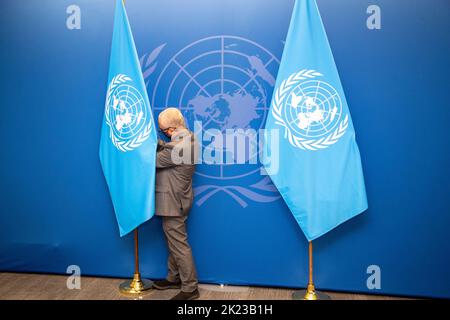 Drapeaux des Nations Unies en photo avant une réunion bilatérale entre la délégation belge et le Secrétaire général de l'ONU, en marge de la session de 77th de l'Assemblée générale des Nations Unies (AGNU 77), à New York, États-Unis d'Amérique, le mercredi 21 septembre 2022. BELGA PHOTO NICOLAS MATERLINCK Banque D'Images