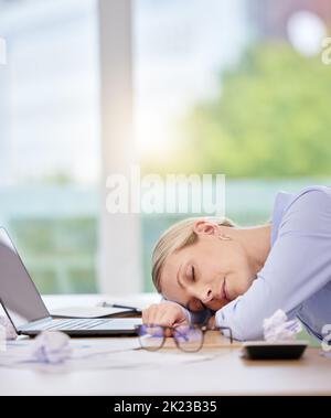 Dormez, dormez et fatigués avec une femme d'affaires qui dormait à son bureau au travail. Santé mentale, surmenage et heures supplémentaires avec une femme mature Banque D'Images