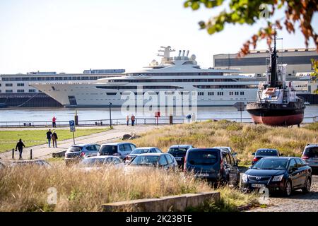 Brême, Allemagne. 22nd septembre 2022. Le yacht de luxe 'Dilbar' est amarré au chantier naval de Lürssen à Lemwerder, en face du quartier Vegesack de Brême. Elle avait été détenue en avril sur la base des sanctions de l'UE dues à l'invasion de l'Ukraine par les troupes russes. Le navire a maintenant été déplacé de Hambourg au Weser sous la supervision officielle. Credit: Sina Schuldt/dpa/Alay Live News Banque D'Images