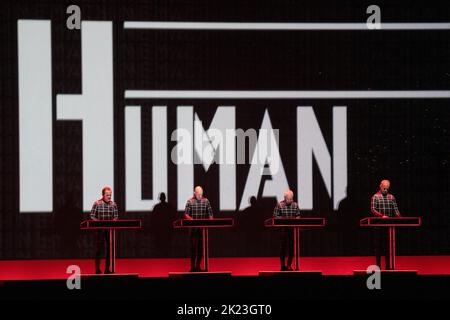 Kraftwerk a présenté son spectacle 3D sur la scène de montagne au festival de musique Green Man 2022 au pays de Galles, au Royaume-Uni, en août 2022. Photo: Rob Watkins/Alay Banque D'Images