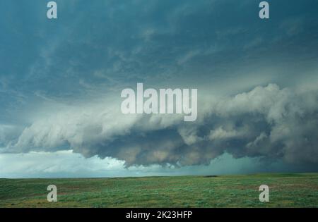 Un front de rouille ou un nuage d'arcus se forme sous un violent orage de supercellules. Près de Meade, Kansas Banque D'Images