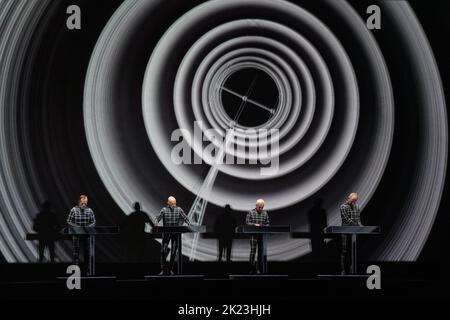 Kraftwerk a présenté son spectacle 3D sur la scène de montagne au festival de musique Green Man 2022 au pays de Galles, au Royaume-Uni, en août 2022. Photo: Rob Watkins/Alay Banque D'Images