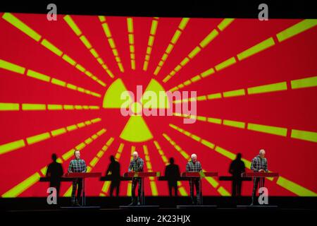 Kraftwerk a présenté son spectacle 3D sur la scène de montagne au festival de musique Green Man 2022 au pays de Galles, au Royaume-Uni, en août 2022. Photo: Rob Watkins/Alay Banque D'Images