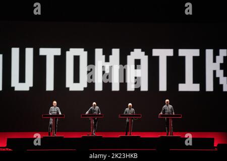 Kraftwerk a présenté son spectacle 3D sur la scène de montagne au festival de musique Green Man 2022 au pays de Galles, au Royaume-Uni, en août 2022. Photo: Rob Watkins/Alay Banque D'Images