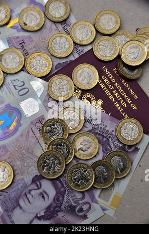 Livre sterling, billets de vingt livres et pièces de une livre illustrés. Passeports britanniques et européens britanniques et lires turques. Peut être utilisé pour le déplacement, le gonflage. Banque D'Images